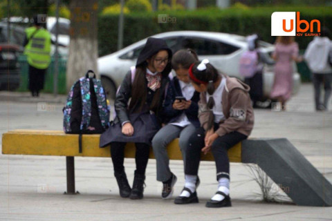 СУРВАЛЖИЛГА: Хүүхдүүд утасны хамаарлаасаа болж, цахим дээрэлхэлтэд өртөж байна