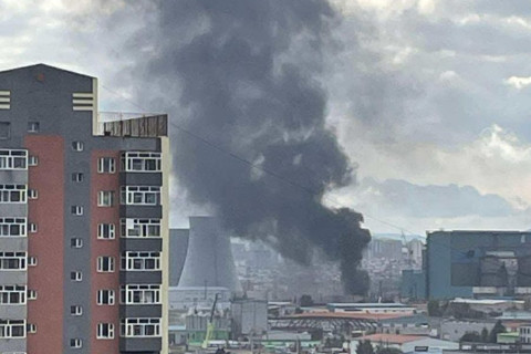 ОБЕГ: Агуулахад хөөсөнцөр, тоног төхөөрөмж шатсаныг унтраахаар ажиллаж байна