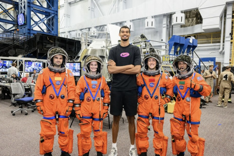 NBA-ийн од Виктор Вэмбаньяма NASA-д зочлох үеэрээ ШУ-нд сонирхолтой гэдгээ илэрхийлэв