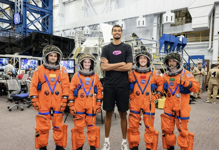 NBA-ийн од Виктор Вэмбаньяма NASA-д зочлох үеэрээ ШУ-нд сонирхолтой гэдгээ илэрхийлэв