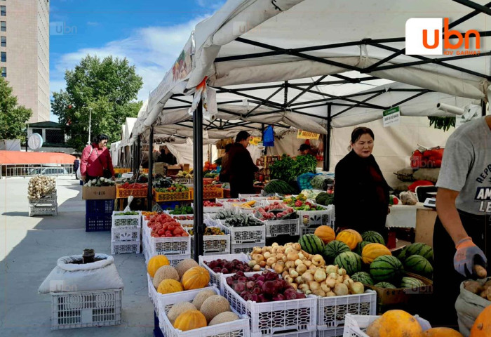 СУРВАЛЖИЛГА: Тохиромжгүй байршлаас болж, худалдан авагчдаа “алдсан“ гэх Алтан намар үзэсгэлэнд төмс, луувангийн үнэ өнгөрсөн жилээс 500-1500 төгрөгөөр нэмэгджээ