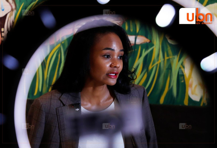 ​​​​​​​У.Лаура: Цагаан идээний кафегаа нээгээд хоёр хонож байна. Өрөм, боорцог, стүжин болон тараг, аарц, ээзгий, ээдмээр хийсэн дессертүүд маань маш их эрэлттэй байгаа