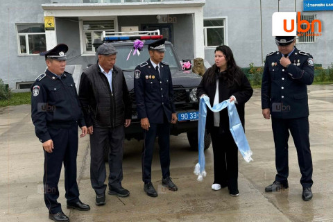 УИХ-ын гишүүн М.Нарантуяа-Нара Түнхэл тосгоныхоо цагдаа нарт Land Cruiser 78 маркын автомашин өгчээ