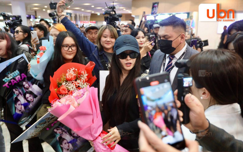 ФОТО: БНСУ-ын алдарт Т-Ара хамтлаг Монголд тоглолтоо хийхээр ирлээ