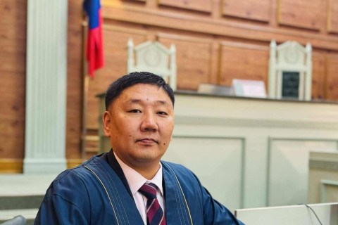 16 настай хохирогч охины Өмгөөлөгч Ч.Болд: Шүүгдэгч Д, Э нар улсаас томилсон 2, 2 өмгөөлөгчтөй оролцож байгаа