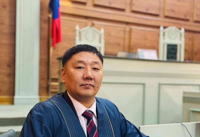 16 настай хохирогч охины Өмгөөлөгч Ч.Болд: Шүүгдэгч Д, Э нар улсаас томилсон 2, 2 өмгөөлөгчтөй оролцож байгаа