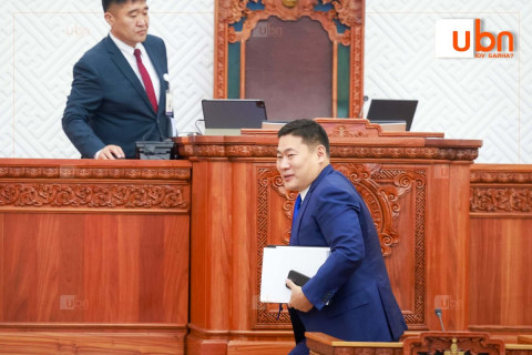 ФОТО: Ерөнхий сайдаас огцорсноос хойш чуулганы хуралдаандаа суугаагүй УИХ-ын гишүүн Л.Оюун-Эрдэнэ өнөөдрийн чуулганы нээлтэд оролцлоо