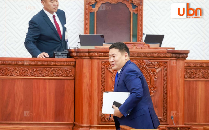 ФОТО: Ерөнхий сайдаас огцорсноос хойш чуулганы хуралдаандаа суугаагүй УИХ-ын гишүүн Л.Оюун-Эрдэнэ өнөөдрийн чуулганы нээлтэд оролцлоо