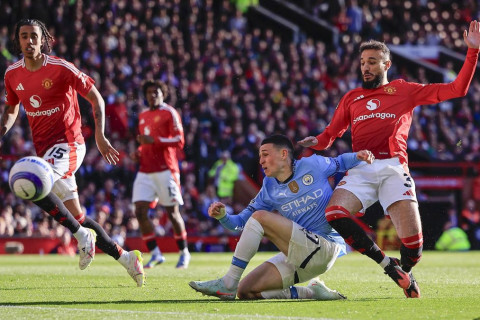 Манчестер Юнайтед дербид бут ниргүүлж, асуудал дахин сөхөгдлөө