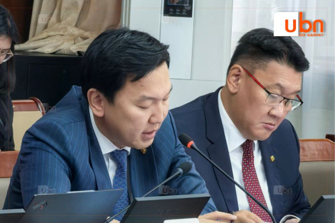 УИХ дахь АН-ын бүлгийн хуралдаанд Б.Жавхлан, Н.Учрал сайд нар оролцож, төсвийн төслийг танилцуулж байна