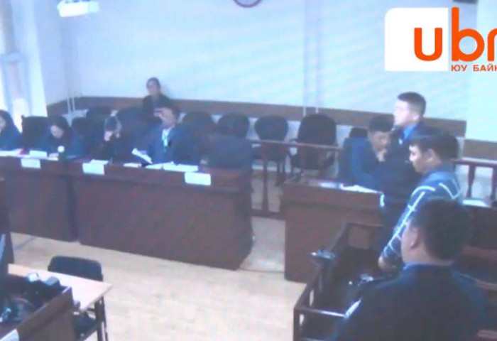 Гэрч: Н.Энхбат нь эхнэрээ юу ч дуугарахгүй маш олон удаа хутгалаад байсан. Тэгээд боль гэхэд хутгатайгаа наашаа харахад яг л шийдчихсэн хүн шиг харагдсан