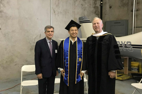 АНУ-д нисэх буудлын талбайн аюулгүй ажиллагааны офицероор ажилладаг МОНГОЛ залуу