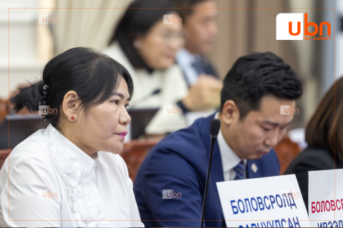 Ц.Мөнхтуяа: Нэрээ ч бичиж чадахгүй юмнууд багшийн сургуульд 400 оноогоор орж байхад гүйцэтгэлийн үнэлгээ ярьж попрохоо боль