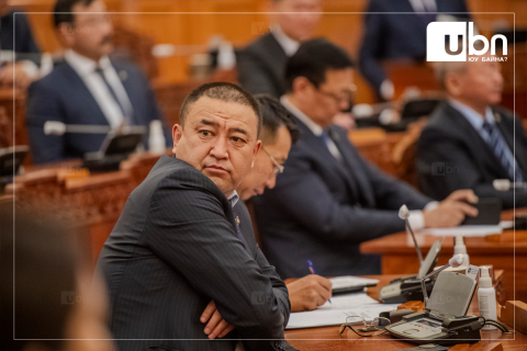 “Та нар ядаж 2000 айлын орон сууцыг нэг жилд барьдаг Б.Чойжоо сайдаасаа үлгэр жишээ аваач“