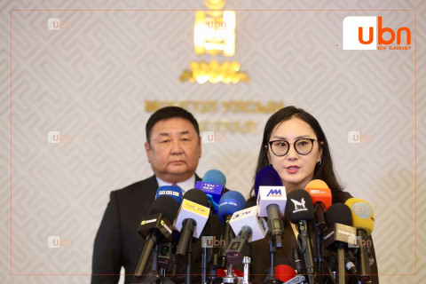 ШУУД: УИХ-ын гишүүн Д.Ганбат, Ж.Баярмаа нар цаг үеийн асуудлаар мэдээлэл хийж байна