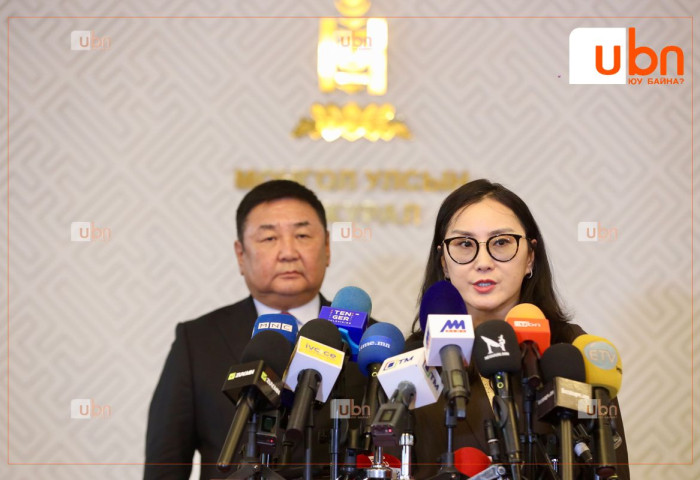 ШУУД: УИХ-ын гишүүн Д.Ганбат, Ж.Баярмаа нар цаг үеийн асуудлаар мэдээлэл хийж байна