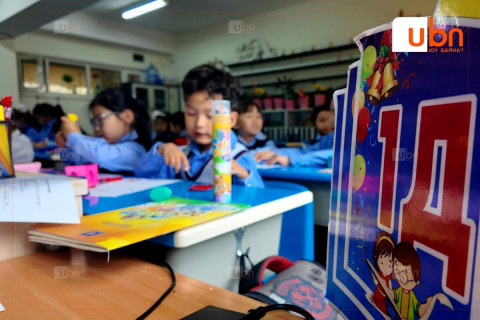 СУРВАЛЖИЛГА: 6 настнууд 3-хан долоо хоногт сурагчийн амьдралдаа дасаж, дэвтэр, номоо ширээнийхээ буланд цэгцтэй тавихаас эхлээд гараа өргөж, нэг нэгээрээ асуулт асуух гэх мэт зөв дадалд суралцжээ