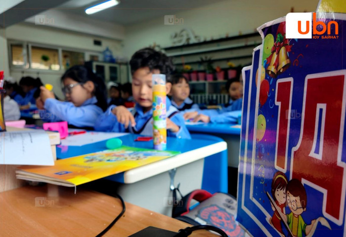 СУРВАЛЖИЛГА: 6 настнууд 3-хан долоо хоногт сурагчийн амьдралдаа дасаж, дэвтэр, номоо ширээнийхээ буланд цэгцтэй тавихаас эхлээд гараа өргөж, нэг нэгээрээ асуулт асуух гэх мэт зөв дадалд суралцжээ