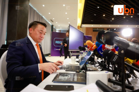 Д.Амарбаясгалан:  Г.Занданшатар, Я.Содбаатар, Б.Батцэцэг, Ж.Энхбаяр, Б.Энхбаяр нарын хүмүүс хов зөөж, намаа хагаралдуулж голоо зогоож байна