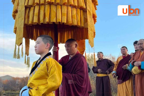 Аравдугаар богд гэгээн Өндөр гэгээн Занабазарын төрсөн нутагт зочилж, хүндэтгэл үзүүлжээ