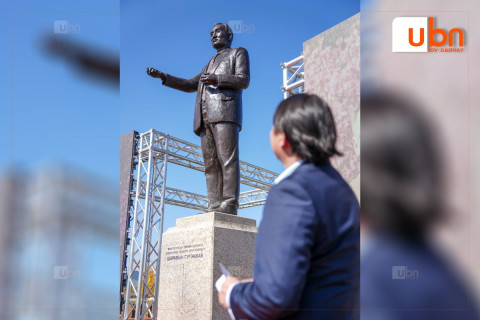 Шаравын Сүрэнжав агсны гэгээн дусгалд зориулсан гэрэлт хөшөөний нээлт боллоо