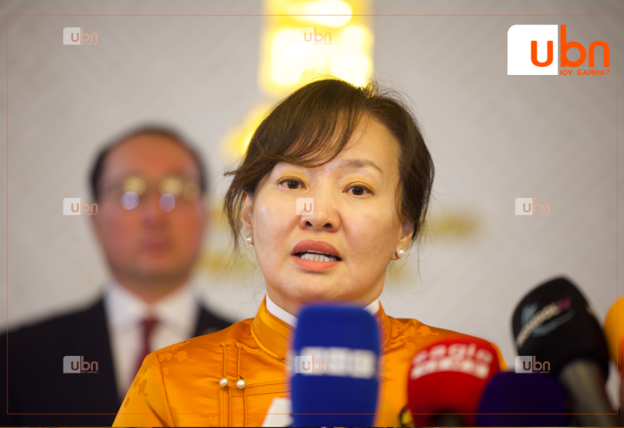 УИХ-ын гишүүн Д.Ганмаа: Эмч, эмнэлгийн ажилчдын цалин нэмэх асуудлыг хөндөхөд Ж.Чинбүрэн сайд “Аятайхан байгаарай” гэж сүрдүүлсэн