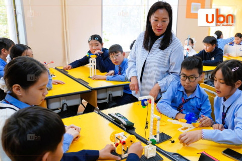 16-р сургуульд физикийн хичээлийн сургалтын хэрэглэгдэхүүн, робот кодчлолын иж бүрэн багцыг хүлээлгэн өглөө