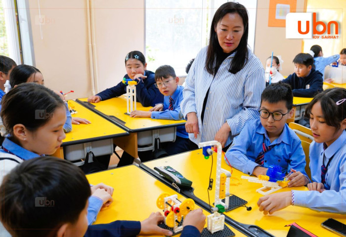 16-р сургуульд физикийн хичээлийн сургалтын хэрэглэгдэхүүн, робот кодчлолын иж бүрэн багцыг хүлээлгэн өглөө