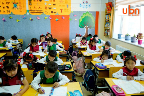 ЭЕРЭГ: Охид нь улаан, хөвгүүд нь ногоон хантаазаар жигдэрч, ҮНДЭСНИЙ ХУВЦСААРАА гангардаг 2ж ангийнхан