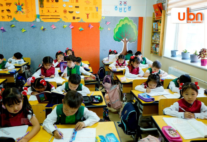 ЭЕРЭГ: Охид нь улаан, хөвгүүд нь ногоон хантаазаар жигдэрч, ҮНДЭСНИЙ ХУВЦСААРАА гангардаг 2ж ангийнхан