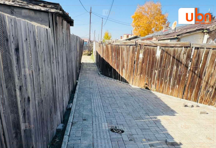 Явган хүний замын хуучин хавтангаар гэр хорооллын нарийн гудамжийг тохижуулж байна