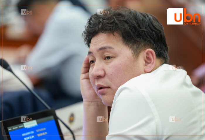 “Багш, эмнэлгийн ажилчдынхаа цалинг нэмж чадахгүй байж Оюутолгойн зээлд өдөрт 10 тэрбум төгрөг төлнө гэдэг чинь юу гэсэн үг юм бэ“