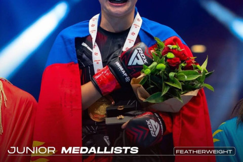 Б.Алтанчимэг холимог тулааны анхны залуучуудын дэлхийн аварга боллоо