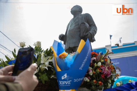 ШУУД: АН-ын удирдлагууд, УИХ-ын гишүүд С.Зориг агсны хөшөөнд цэцэг өргөж байна