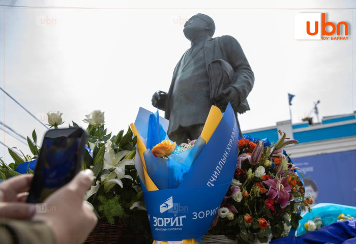 ШУУД: АН-ын удирдлагууд, УИХ-ын гишүүд С.Зориг агсны хөшөөнд цэцэг өргөж байна