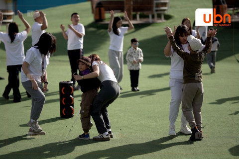 СУРВАЛЖИЛГА: Аутизмтай хүүхдүүдээ бусадтай адил инээлгэж, хөгжүүлж, нийгэмшүүлэхийн тулд долоо хоног бүр номын сан, музей, паркаар АЯЛУУЛДАГ