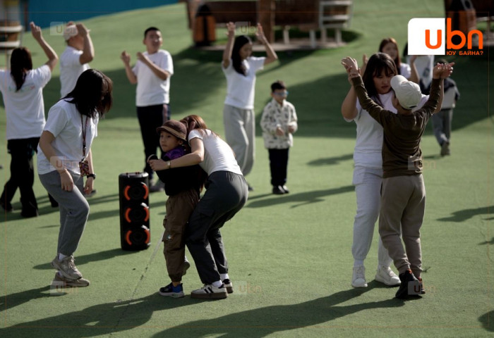 СУРВАЛЖИЛГА: Аутизмтай хүүхдүүдээ бусадтай адил инээлгэж, хөгжүүлж, нийгэмшүүлэхийн тулд долоо хоног бүр номын сан, музей, паркаар АЯЛУУЛДАГ