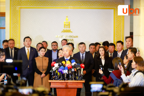 УИХ-ын 70 гаруй гишүүд УИХ-ын дарга Д.Амарбаясгаланг өөрийн хүсэлтээр бүрэн эрхээсээ түдгэлзэж хуулийн байгууллагаар шалгуулахыг шаардлаа