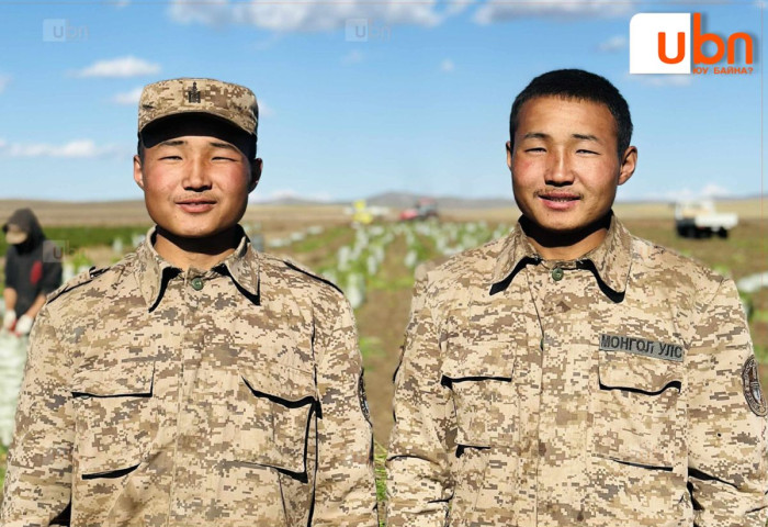 Хоёр өөр ангид алба хааж буй ихрүүд ургацын талбайд уулзжээ