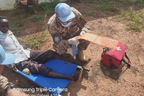 Хөлөндөө буудуулаад жил өнгөрсөн ч тусламж авч чадаагүй байсан дүрвэгчид Монголын энхийг сахиулагчид тусламж үзүүлж, НҮБ-д хүлээлгэн өгчээ