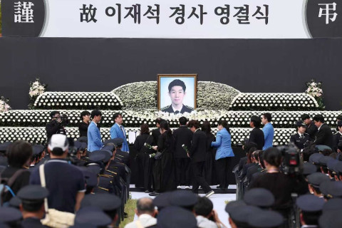 Хятад иргэнийг аврахаар далай руу орж, өөрөө амь эрсэдсэн БНСУ-ын албан хаагчийг эцсийн замд нь үдэх ёслолд 800 орчим хүн оролцжээ