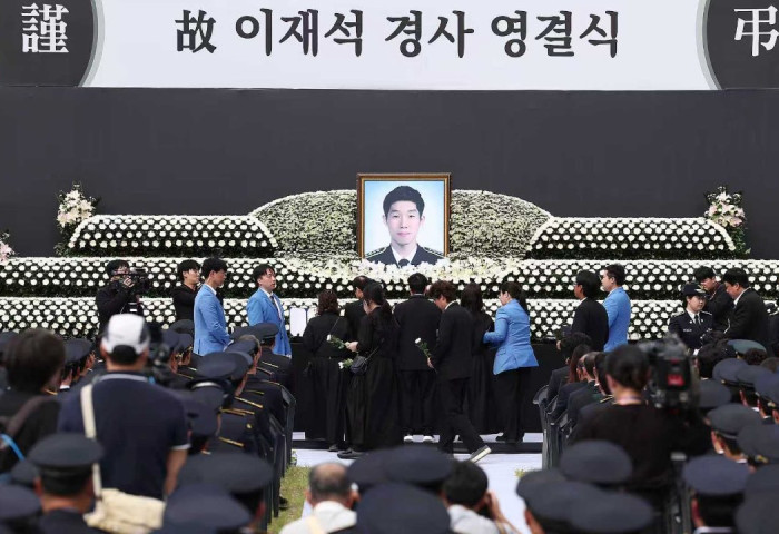 Хятад иргэнийг аврахаар далай руу орж, өөрөө амь эрсэдсэн БНСУ-ын албан хаагчийг эцсийн замд нь үдэх ёслолд 800 орчим хүн оролцжээ