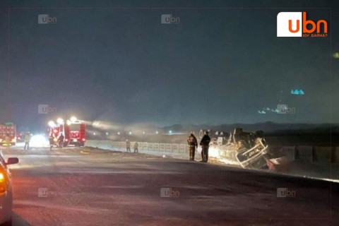 Шатахуун тээвэрлэж явсан автомашин замын хажуу руу унаж, 8 тонн шатахуун асгарчээ