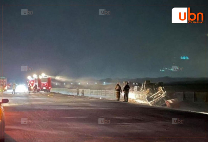 Шатахуун тээвэрлэж явсан автомашин замын хажуу руу унаж, 8 тонн шатахуун асгарчээ