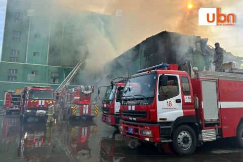 НОБГ: Гурилын үйлдвэрт гарсан түймрийг унтраахаар 100 гаруй алба хаагч, 20 орчим техниктэйгээр ажиллаж байна