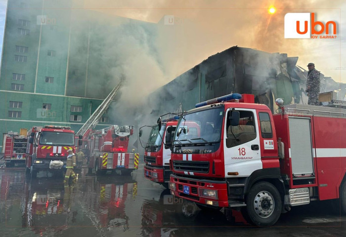 НОБГ: Гурилын үйлдвэрт гарсан түймрийг унтраахаар 100 гаруй алба хаагч, 20 орчим техниктэйгээр ажиллаж байна