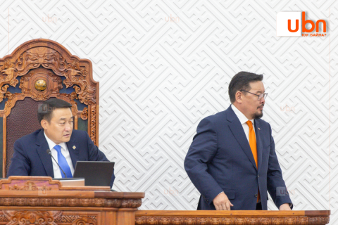 УИХ-ын гишүүн Х.Тэмүүжин “Сандал суудлынхаа төлөө улс орноороо тоглох хэмжээнд зодолдож байгаа бол хоёулаа явах ёстой“ гэв