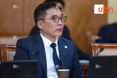 Б.Батбаатар: Энэ ЗГ-ыг хадгалах уу, хамгаалах уу, огцруулах уу гэдэг нь цөөнхийн улс төрийн үүрэг болж хувирлаа