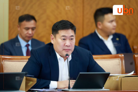 ТЭМДЭГЛЭЛ: Л.Оюун-Эрдэнэ “МОХ удирдаж байсан нөхдүүд Тавантолгойг удирдана гэж юу байдаг юм. Тэнд байгаа бүх хүмүүсийг цавчаад, далчигнаж томроод байвал хандыг нь няц дар“