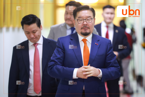 ЧУУЛГАН: Ерөнхий сайдыг огцруулах асуудлыг пүрэв гарагт эцэслэхээр товложээ